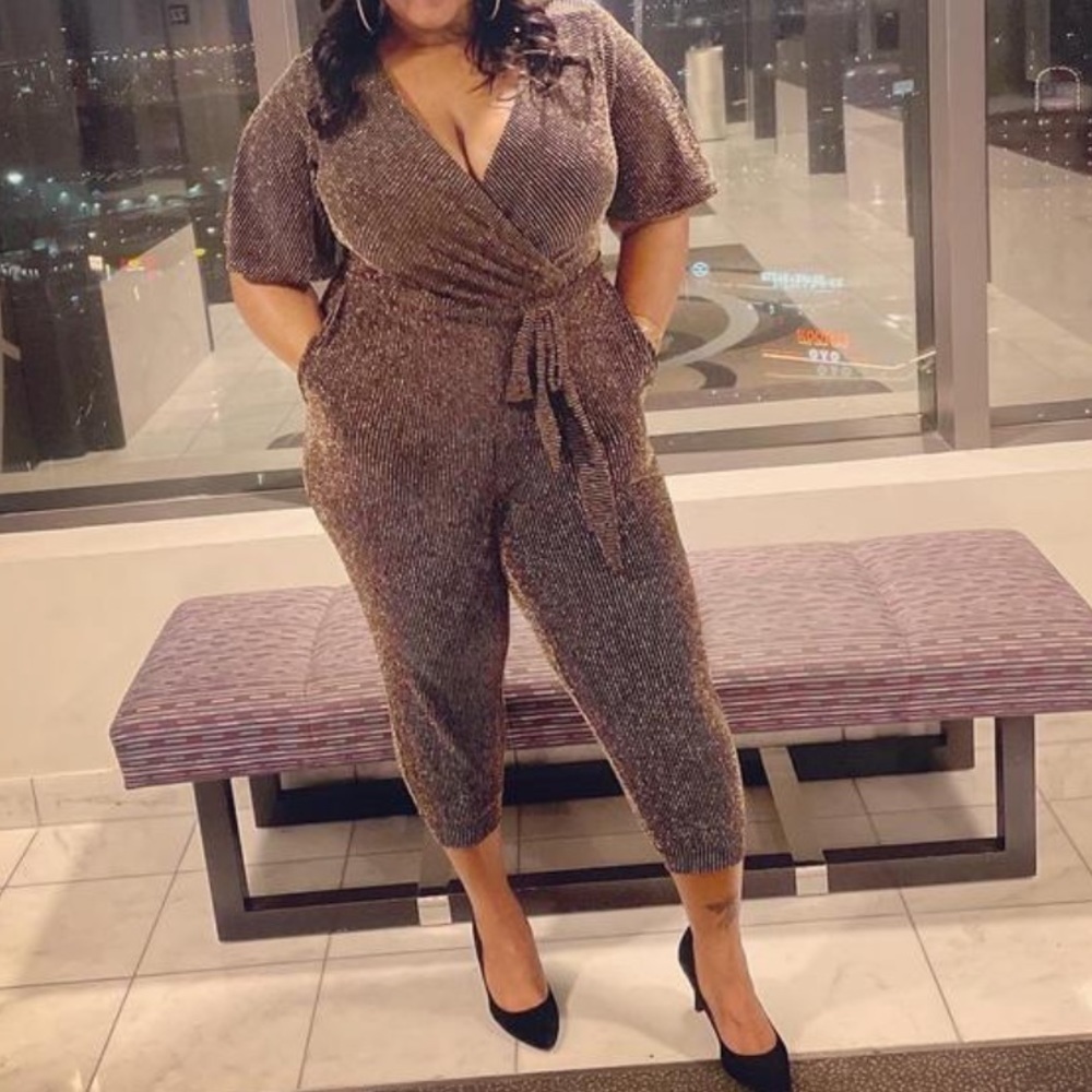 Torrid plus 4 SURPLICE JUMPSUIT - GLITTER GOLD - Picture 8 of 10